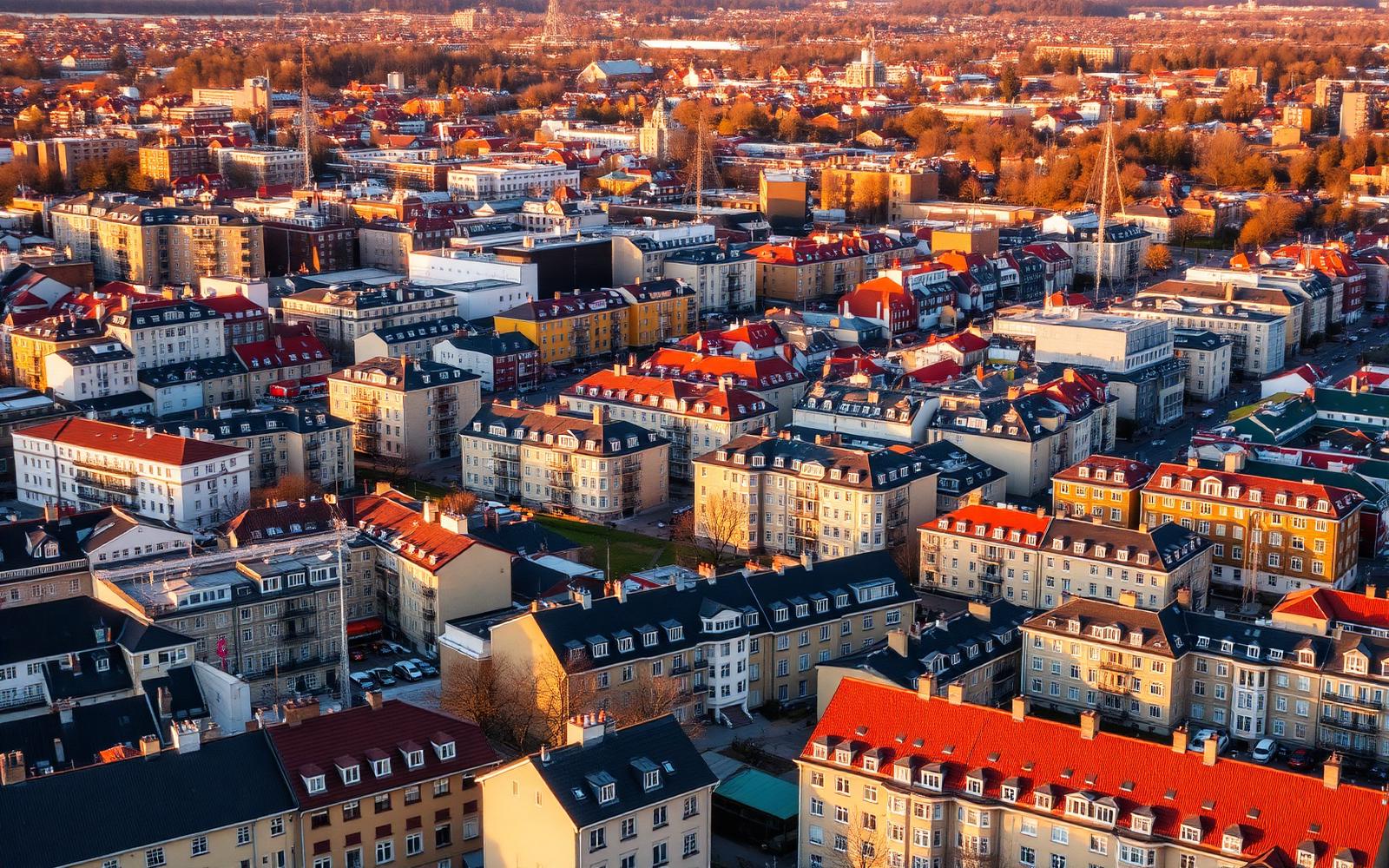 Boligstrøk med leiligheter i kveldslys